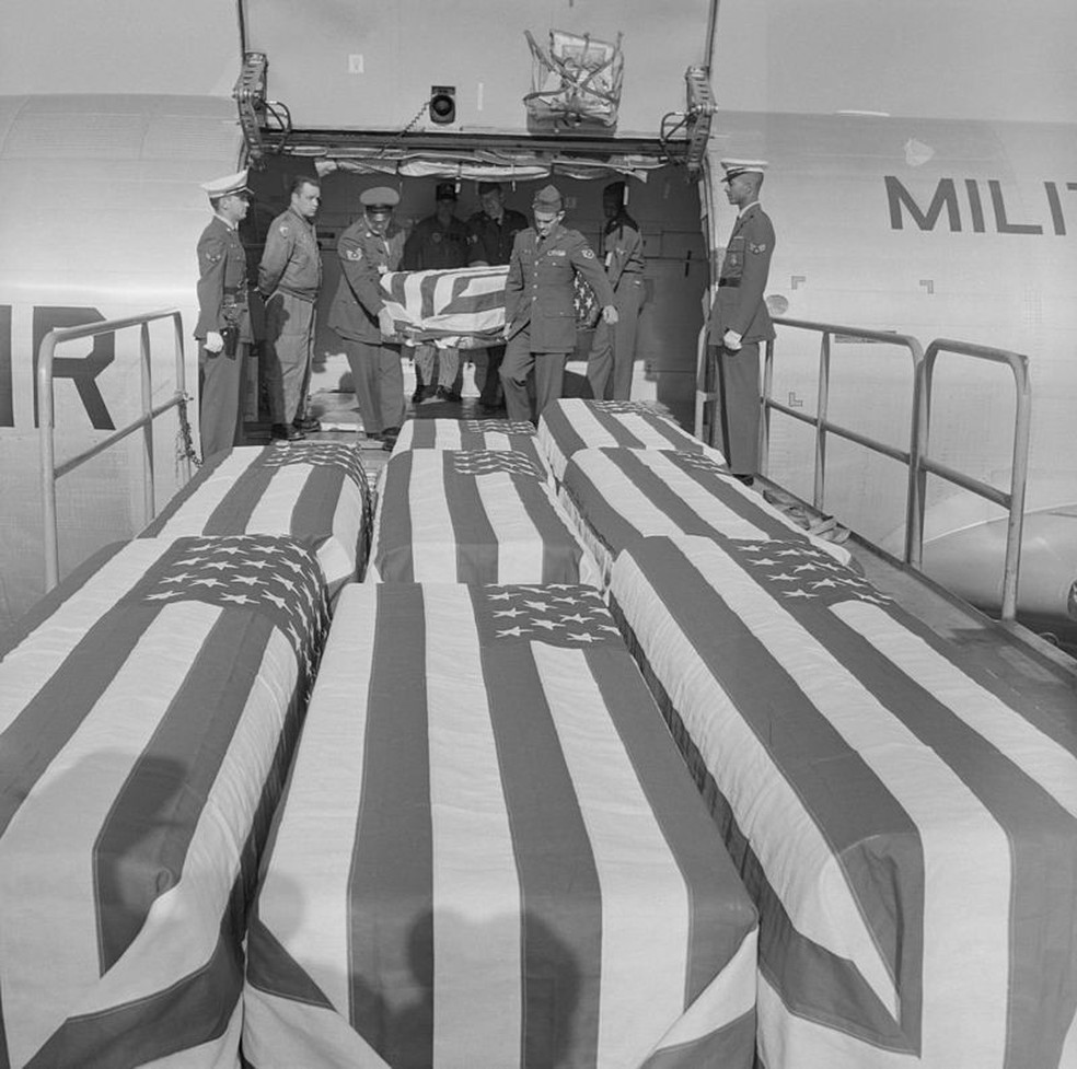 Caixões de soldados americanos não paravam de chegar durante a Guerra do Vietnã (foto de 1965) — Foto: GETTY IMAGES/VIA BBC