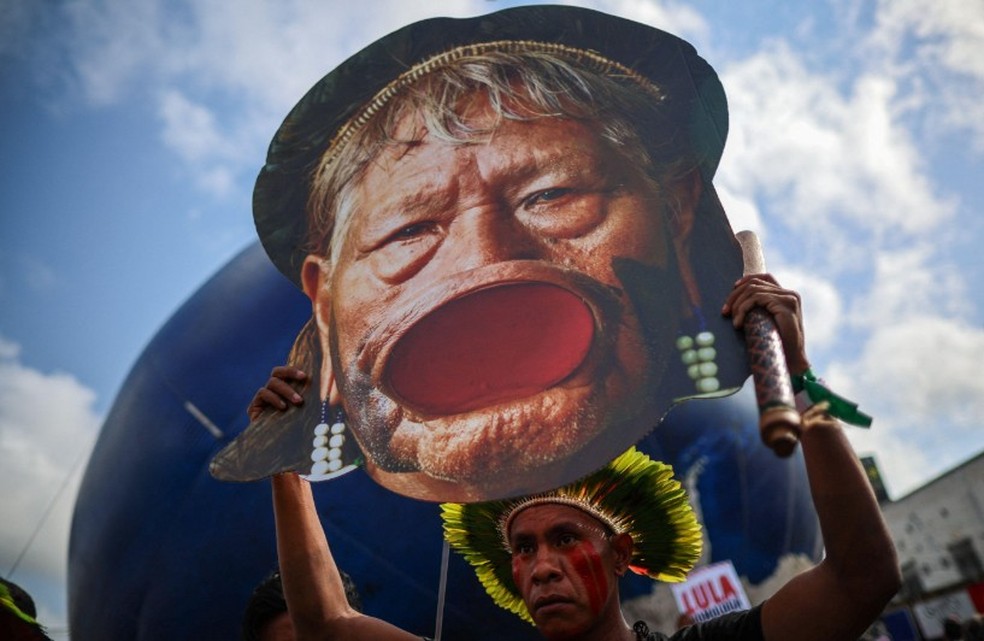 A equipe de Raoni diz que ele não foi convidado para uma fala oficial na conferência — Foto: Reuters via BBC News