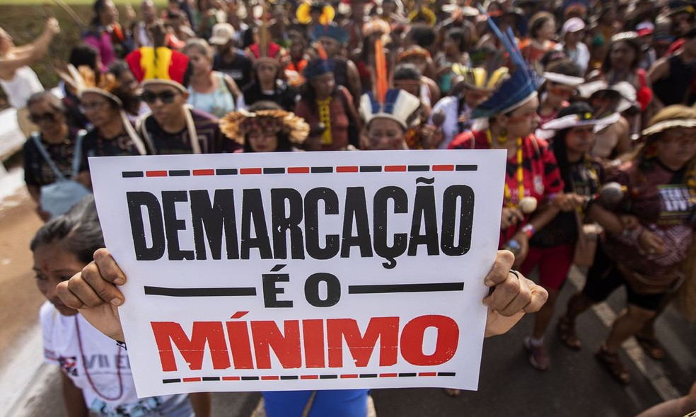 Grupos indígenas protestam contra um projeto lei que estabelece um marco temporal para limitar as reivindicações de demarcações de terras ancestrais — Foto: Agência Brasil