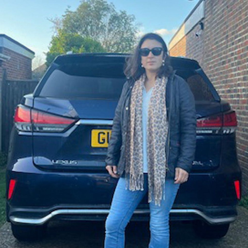 Lucia Barbato: 'Em uma manhã de segunda-feira com três meninos, três mochilas escolares, três kits esportivos e um trompete jogado no porta-malas, não há espaço no carro nem para o cachorro' — Foto: BBC News fonte