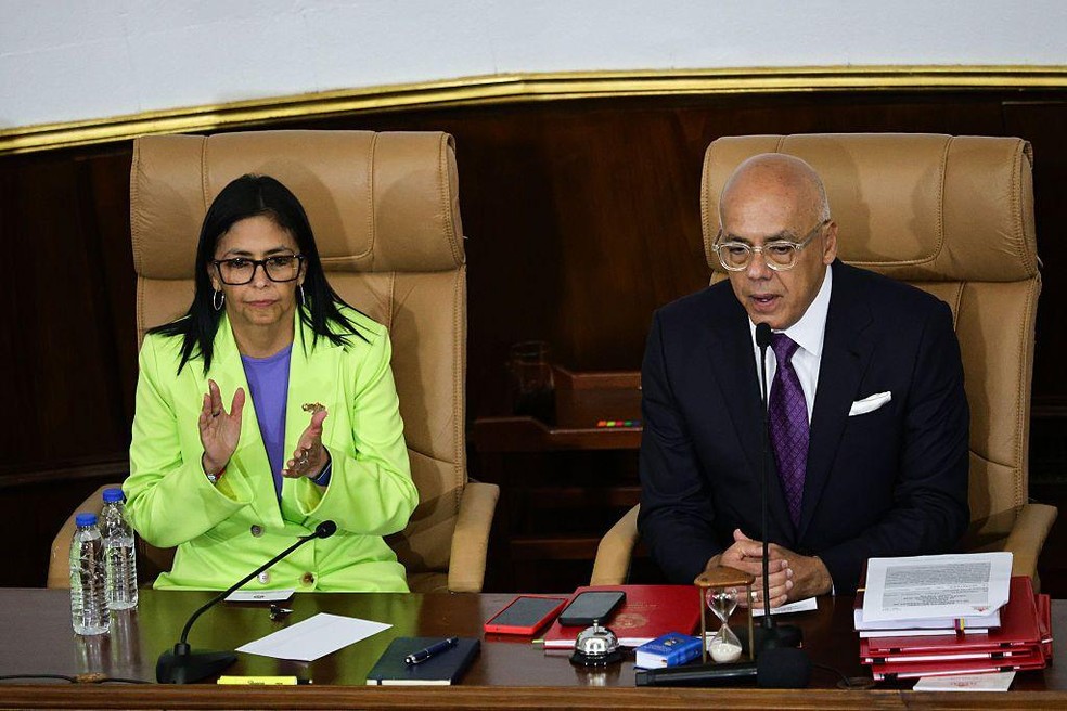 Os irmãos Delcy e Jorge Rodríguez parecem dispostos a reverter as políticas de Hugo Chávez, que restringiram a atuação do capital privado em relação ao petróleo e à mineração venezuelana — Foto: BBC News fonte