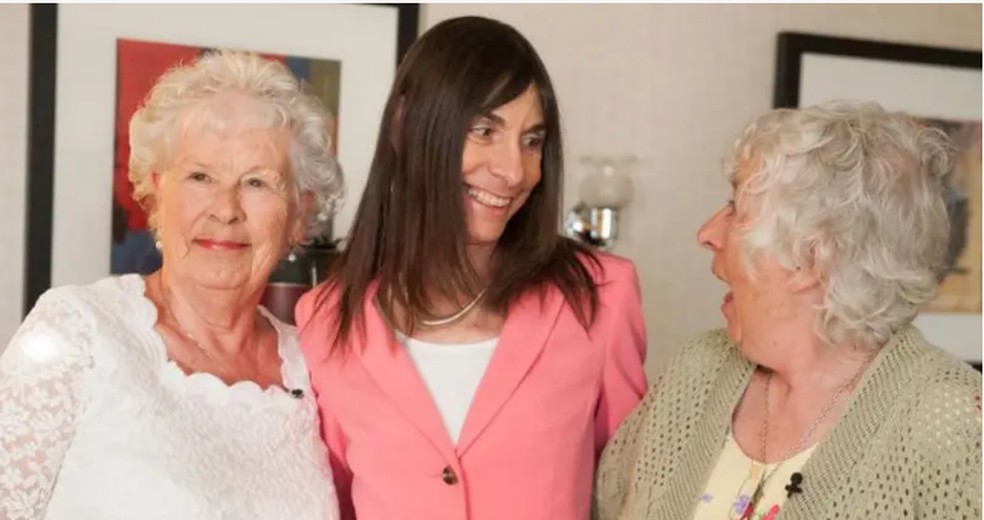 Elizabeth Hamel (à esquerda) e Ann Hunt (à direita) ficaram separadas por 78 anos antes de se reencontrarem, o que ofereceu à Nancy Segal (ao centro) um estudo de caso ideal para sua pesquisa — Foto: Leonard Ortiz/Digital First Media/Orange County Register via Getty Images/BBC News