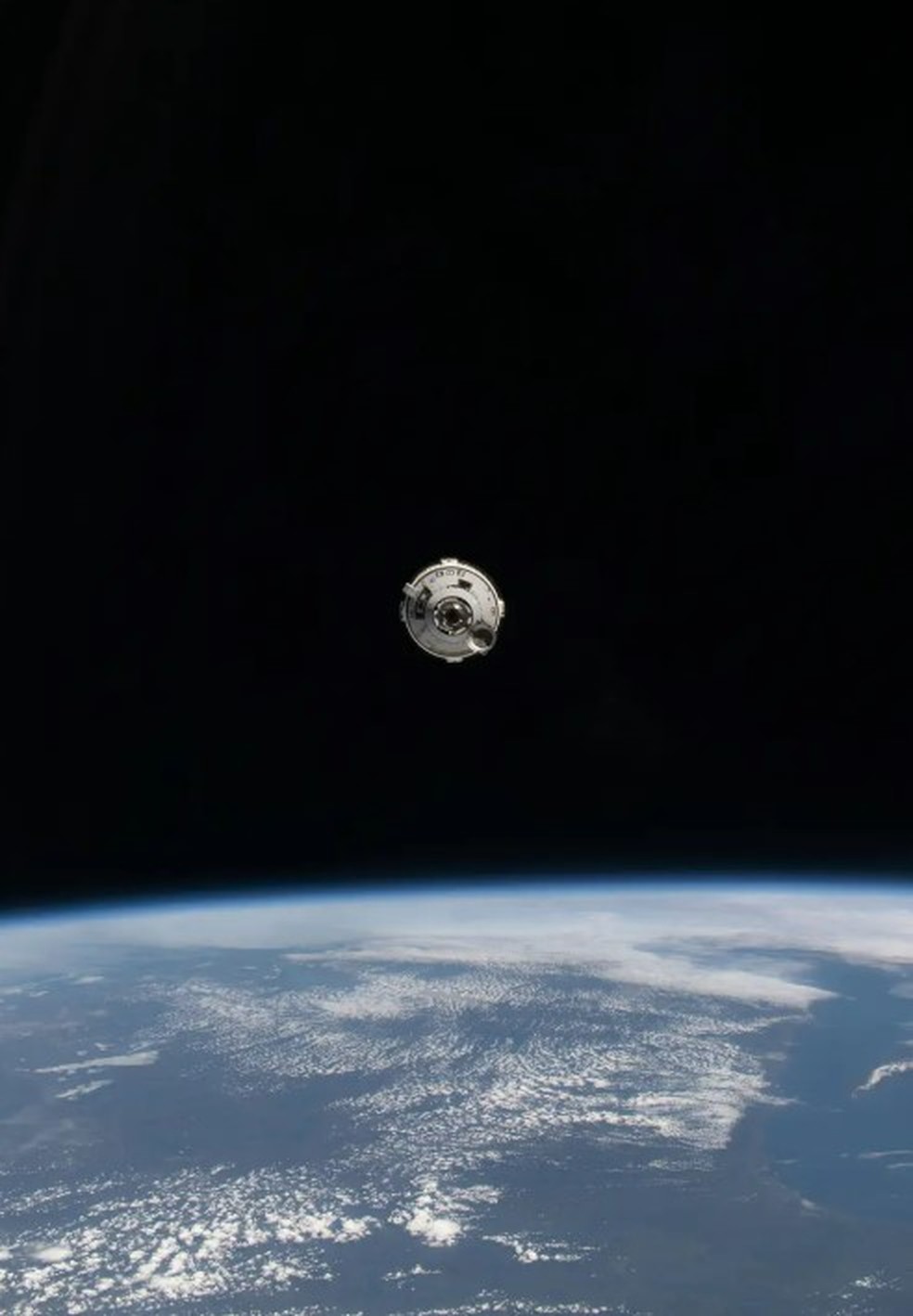 A nave espacial Starliner se aproxima da Estação Espacial Internacional carregando os astronautas Butch Wilmore e Suni Williams — Foto: Nasa