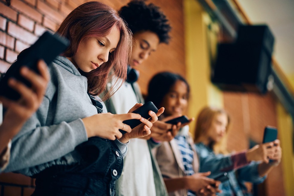 Escolas brasileiras, públicas e particulares, já proibem o uso de celulares em suas dependências — Foto: Drazen Zigic/Getty Images