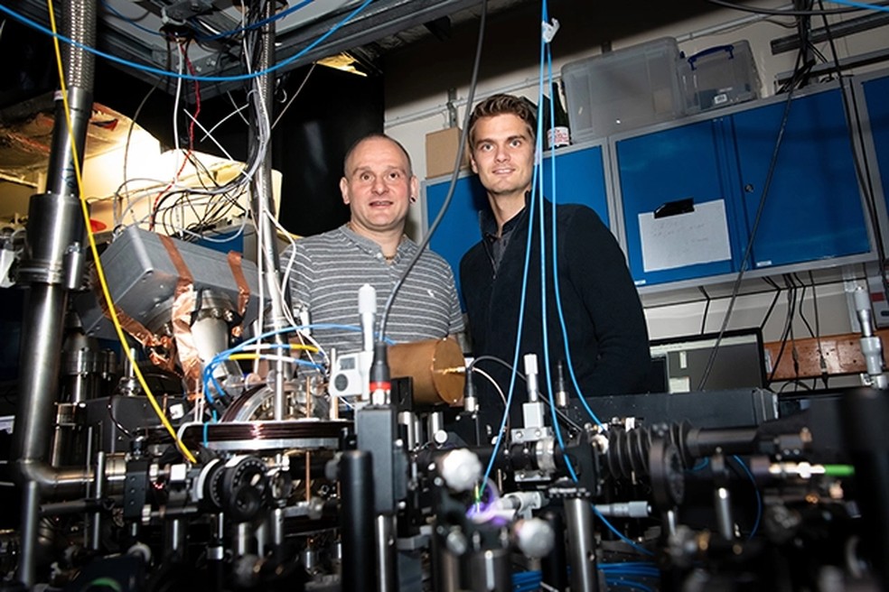 Os pesquisadores Winfried Hensinger e Sebastian Weidt, com seu protótipo de computador quântico — Foto: Universidade de Sussex