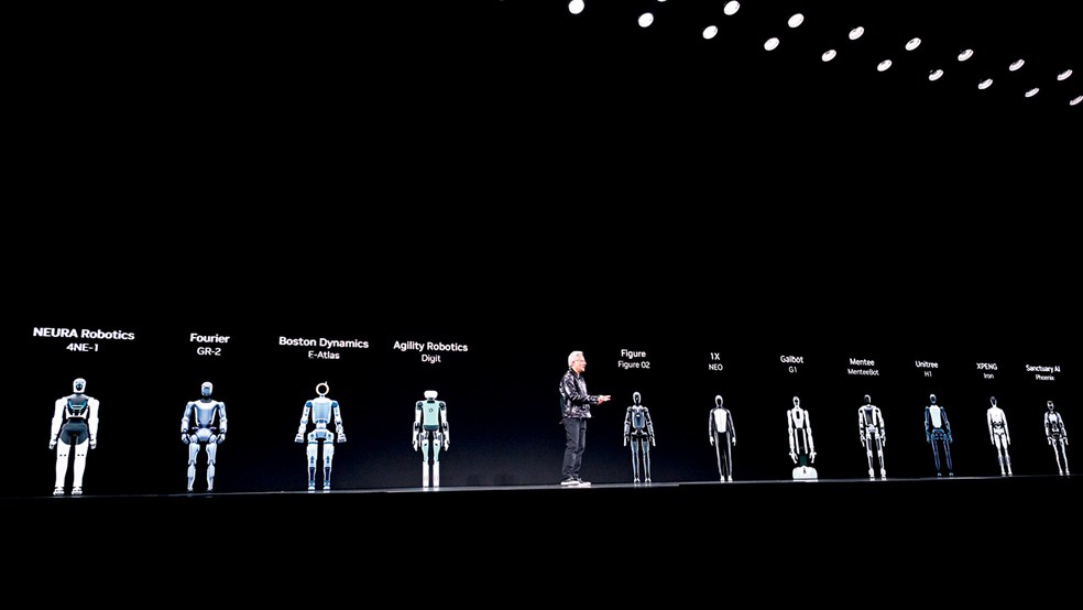 Durante a CES 2025, Jensen Huang explicou  como a cosmos, nova plataforma da nvidia, será usada para treinar robôs e carros autônomos — Foto: Getty Images