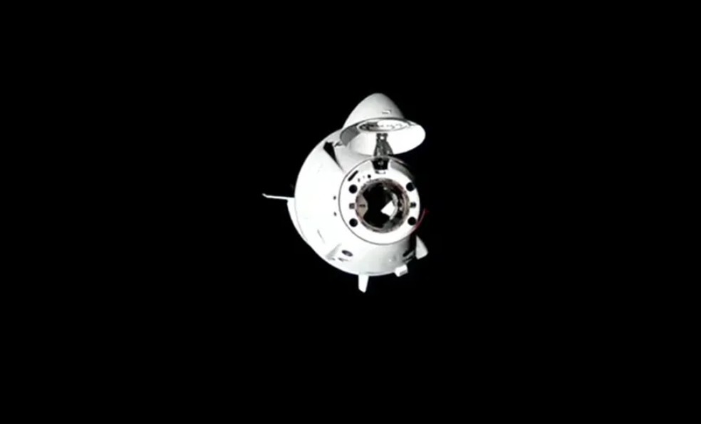 A nave espacial SpaceX Dragon, transportando os quatro membros da Crew-10, se aproxima da Estação Espacial Internacional — Foto: Divulgação/Nasa