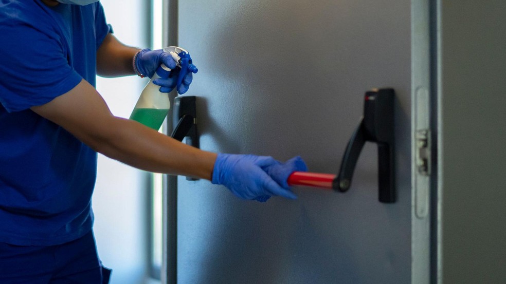 'É um trabalho pesado, com rotina intensa e cansaço constante', relata oceanógrafo brasileiro que trabalha fazendo limpezas em um hotel (foto ilustrativa) — Foto: BBC News fonte