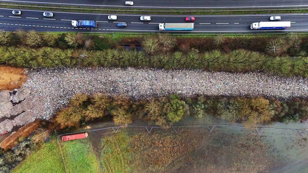 Cerca de 20 mil toneladas de resíduos foram descobertas em um campo ao lado da rodovia A34 na cidade de Kidlington, localizada no condado de Oxfordshire — Foto: BBC News fonte