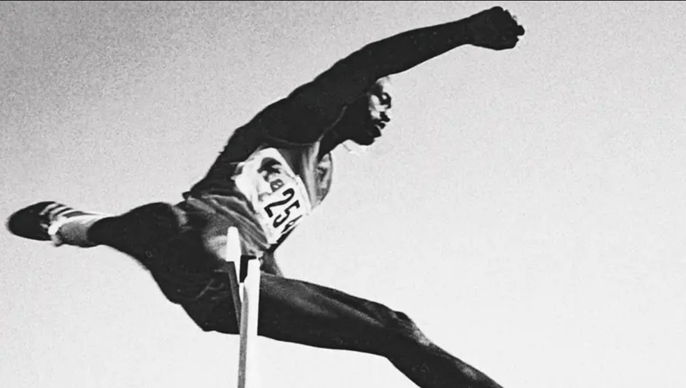 Edwin Moses superando uma série de obstáculos em Los Angeles, 1984 — Foto: Alamy via BBC