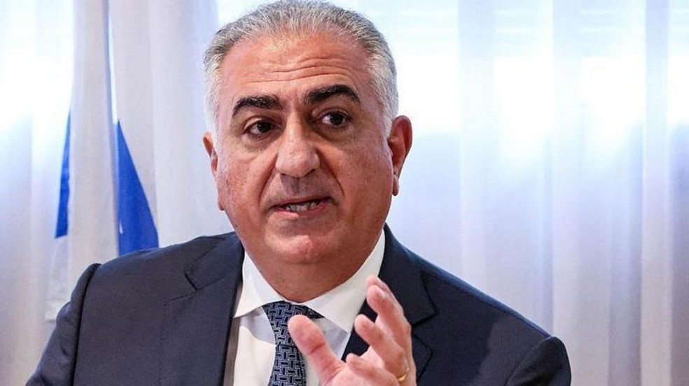 Os EUA devem intervir "mais cedo" para conter as mortes nos protestos no Irã, afirma Reza Pahlavi — Foto: BBC News fonte
