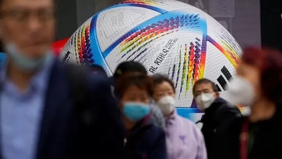 A China registrou nesta semana o maior número de casos diários de covid desde o início da pandemia, apesar das medidas rígidas adotadas — Foto: REUTERS via BBC