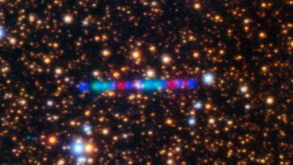 O telescópio Gemini North no Havaí capturou o rastro colorido do cometa 3I/Atlas durante sua movimentação pelo Sistema Solar — Foto: BBC News fonte