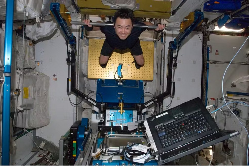 Astronauta Hoshide Akihiko se exercitando com equipamentos avançados de exercícios resistidos — Foto: Foto: Reprodução/Nasa
