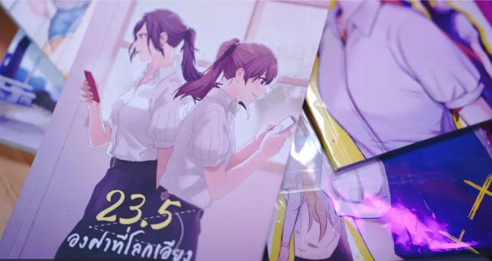 A primeira série completa da GMMTV sobre sexualidade global, 23.5 Degrees That the World is Tilted, é uma adaptação do romance homônimo. — Foto: BBC News fonte