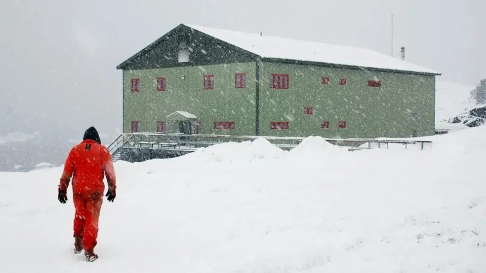 As condições na Estação de Pesquisa Rothera podem ser duras, mas os cientistas ainda têm um trabalho a fazer — Foto: BRITISH ANTARCTIC SURVEY via BBC