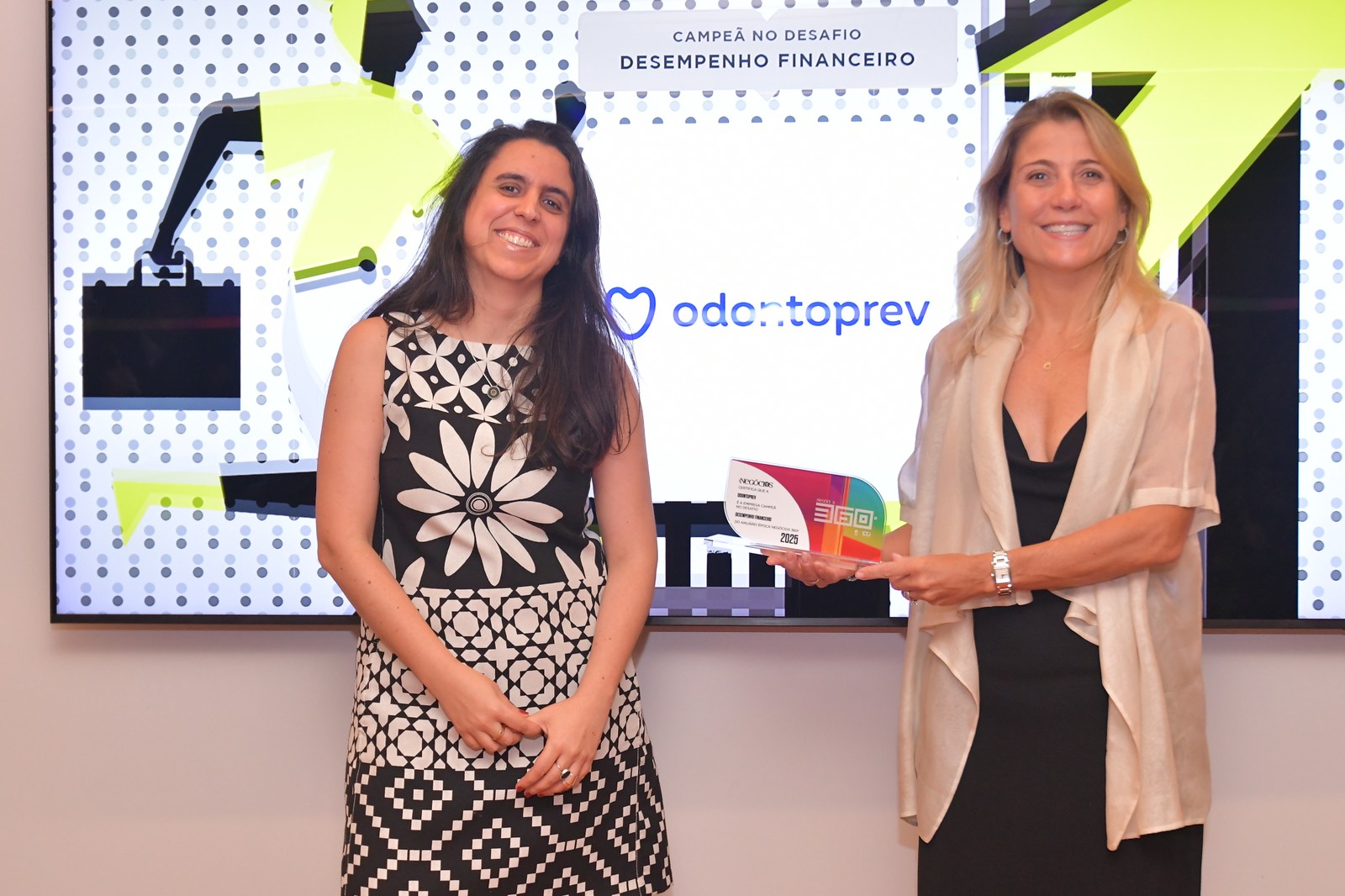 A Odontoprev, vencedora no Desafio Desempenho Financeiro, foi representada por Graciema Bertoletti, diretora de Novos Negócios, M&A e parceiras (à direita). O prêmio foi entregue por Elisa Campos, editora-chefe da Época NEGÓCIOS (à esquerda) — Foto: Flavio Santana