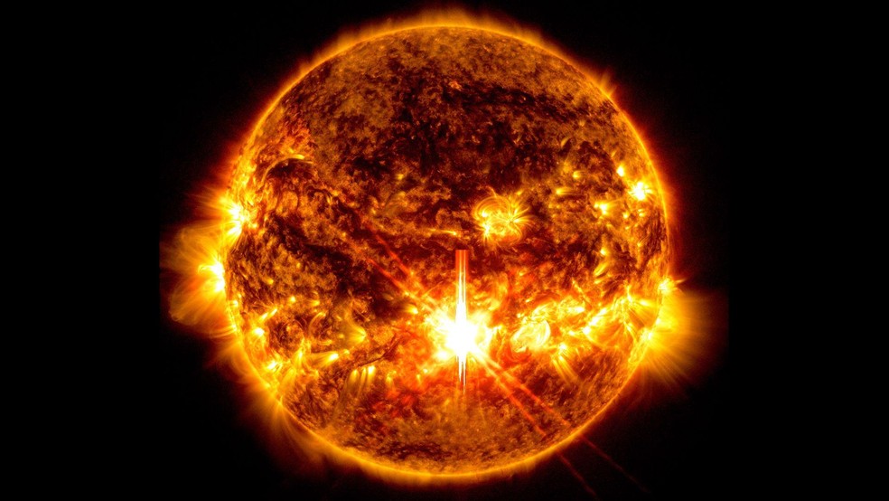 Os astrônomos estimam que o nosso Sol ainda tem mais 5 bilhões de anos antes de finalmente desaparecer — Foto: BBC News fonte