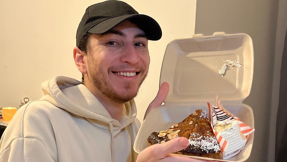 Morando na Inglaterra, o brasileiro Weslley Pereira está aproveitando aplicativo: 'Economizo mais de 50% do valor do produto' — Foto: BBC News fonte