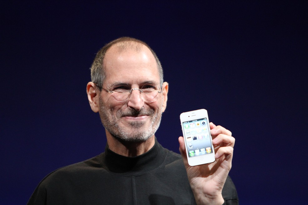 Primeiro iPhone lançado pela Apple é mostrado ao mundo por Steve Jobs, em 2007 — Foto: Matthew Yohe at en.wikipedia, CC BY-SA 3.0 <https://creativecommons.org/licenses/by-sa/3.0>, via Wikimedia Commons