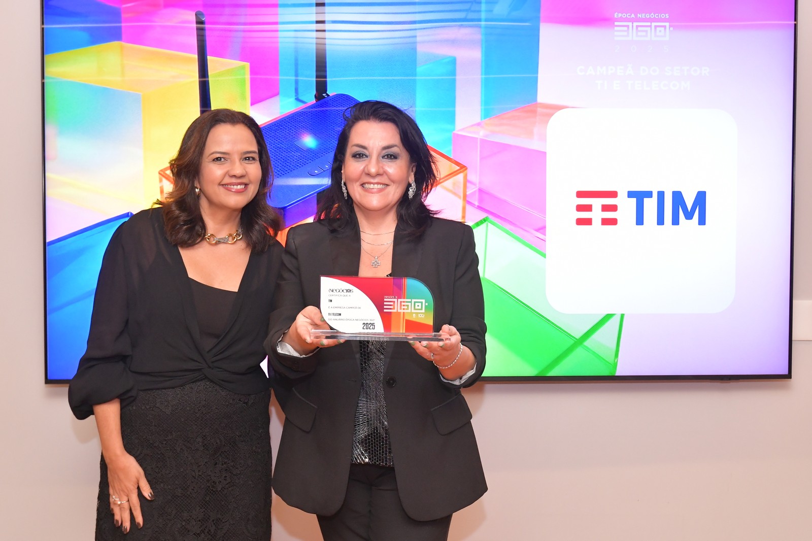 A TIM se destacou no setor de TI e Telecom, com Maria Antonietta Russo, vice-presidente de Recursos Humanos da TIM Brasil, recebendo o prêmio — Foto: Flavio Santana