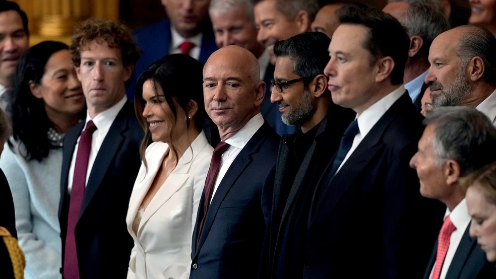 PRIMEIRA FILA - A presença dos principais CEOs das big techs na posse de Trump mostra a ligação entre empresas, hiperconectividade e poder — Foto: Getty Images
