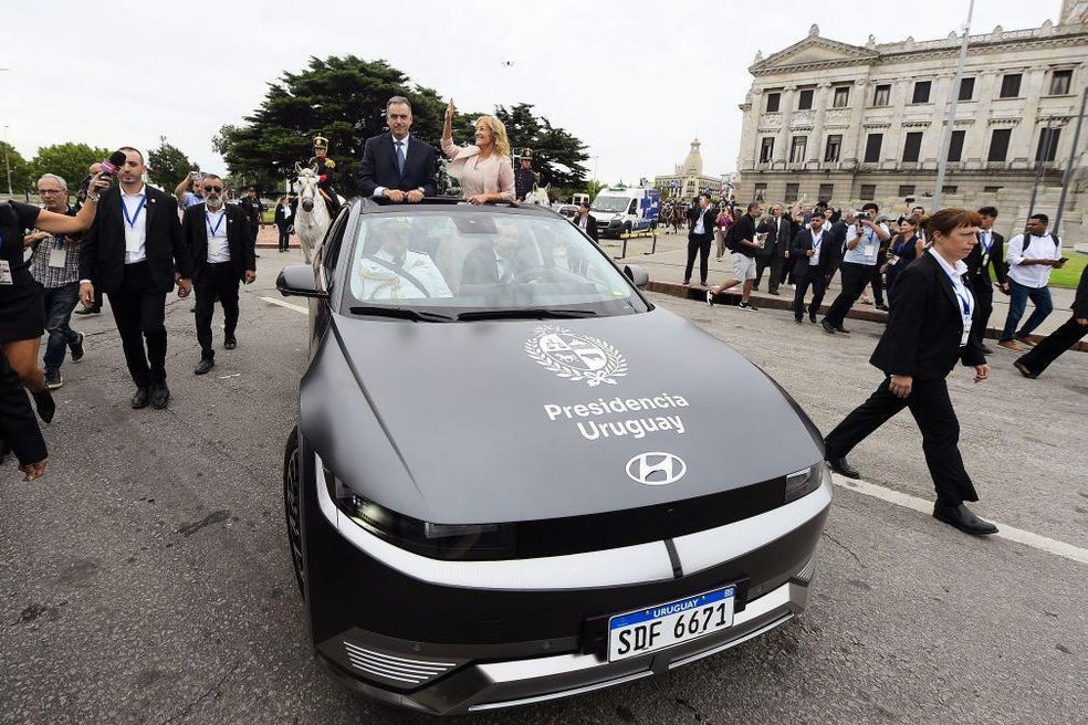 O presidente do Uruguai, Yamandú Orsi, chegou em um carro elétrico à sua cerimônia de posse, simbolizando a transição energética do país — Foto: BBC News fonte