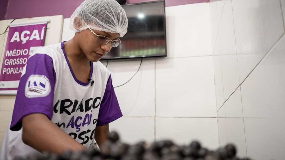 Ronald, 15 anos, percebe que qualidade do açaí tem piorado em Belém — Foto: BBC News fonte