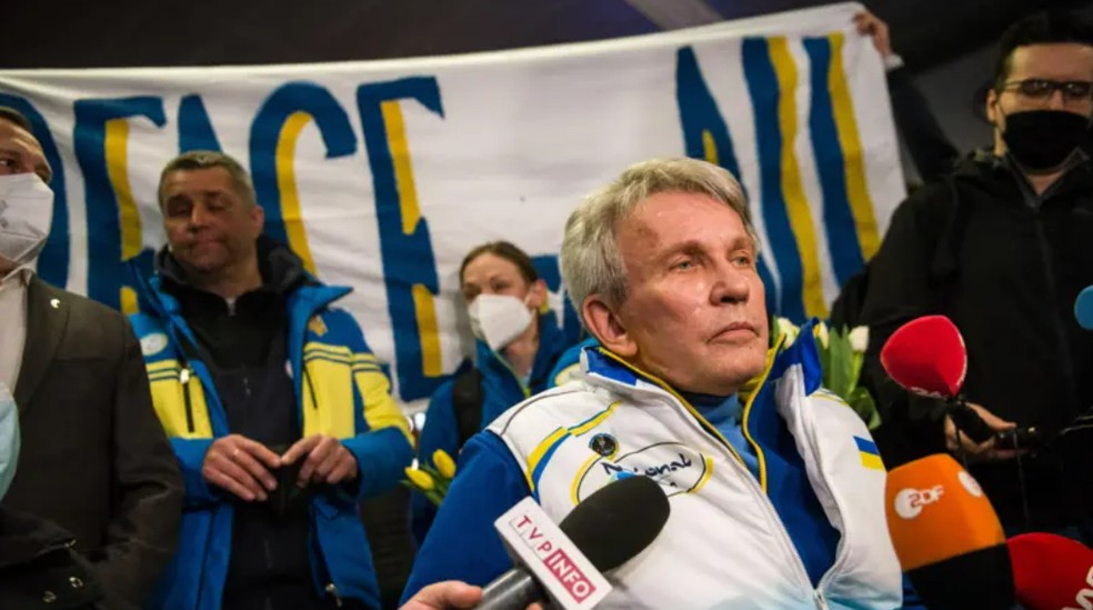 Os Jogos Paraolímpicos de Inverno de 2022 começaram pouco mais de uma semana após a invasão em grande escala da Ucrânia pela Rússia. Valeriy Sushkevych, presidente do Comitê Paralímpico, participou dos protestos da Ucrânia durante o evento — Foto: Getty Images via BBC