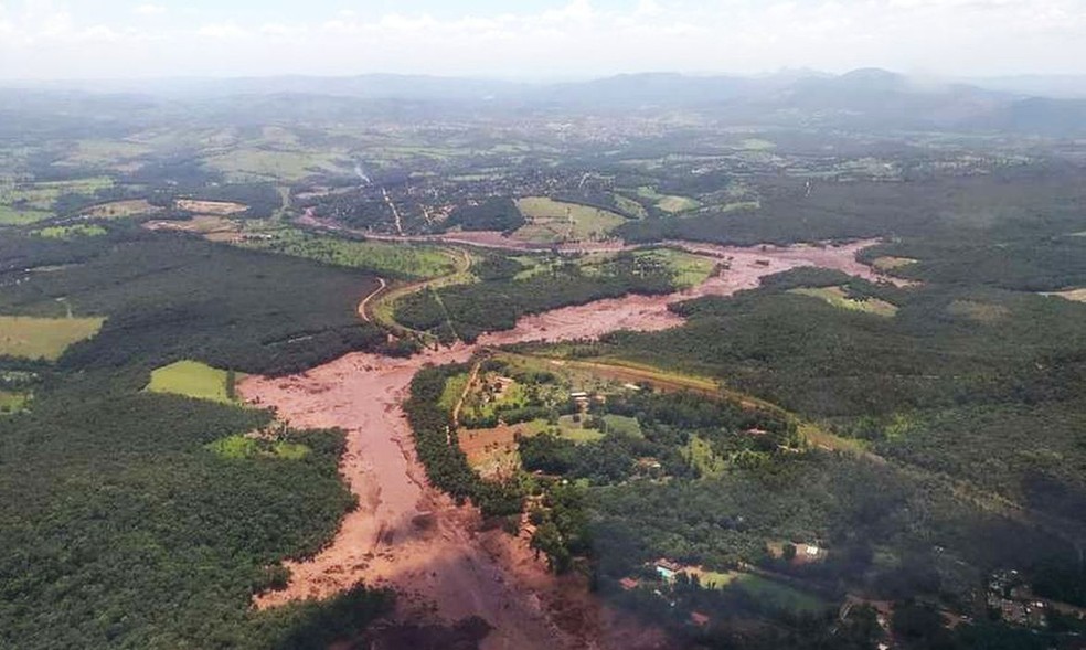 Em janeiro de 2019, a barragem da empresa na cidade mineira estourou, liberando um onda gigantesca de resíduos de mineração sobre a comunidade — Foto: Corpo de Bombeiros/MG