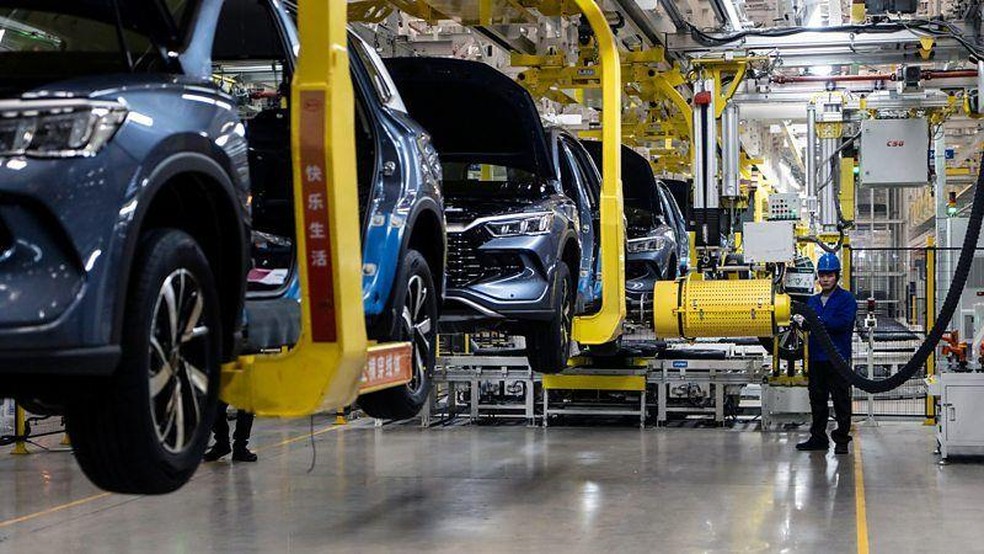 A inovação constante e formação específica ajudaram os fabricantes chineses de baterias a se manterem na liderança global — Foto: BBC News fonte