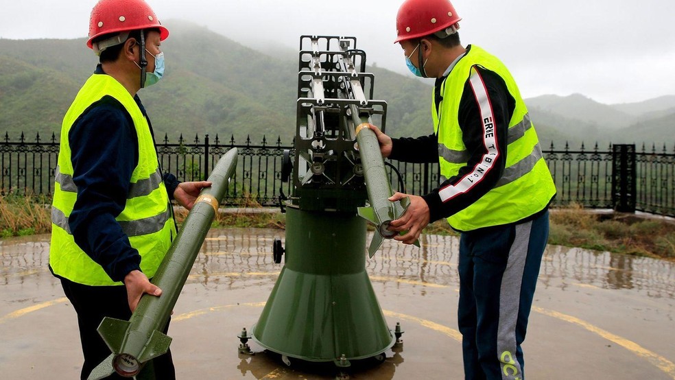 A China tenta aumentar artificialmente seus índices de chuva desde a década de 1950 por meio de um método conhecido, embora ainda controverso: a semeadura de nuvens — Foto: BBC News fonte