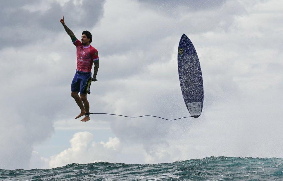 Fonte BBC News — Foto: Tirada pelo fotógrafo francês Jerome Brouillet, a foto do surfista brasileiro Gabriel Medina faz parecer que ele está suspenso no ar ao lado de sua prancha